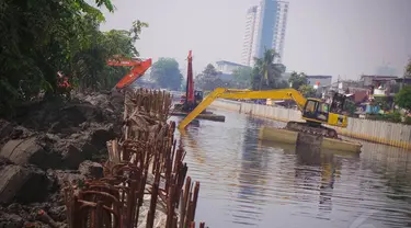 Petugas menggunakan eskavator amfibi untuk mengeruk lumpur di kawasan Gunung Sahari, Jakarta, (5/9/14). (Liputan6.com/Faizal Fanani)