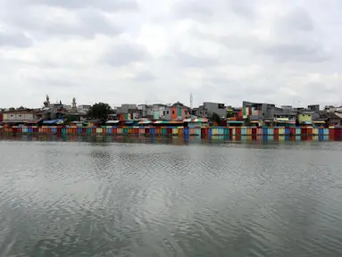 Pemandangan danau sunter yang kini dindingnya berwarna-warni di Sunter Jaya, Jakarta, Kamis (22/3). Usai dicat kini danau Sunter terlihat jauh dari kesan kumuh dan lebih indah dipandang. (Liputan6.com/Arya Manggala)