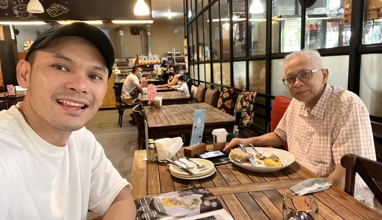 Ditemui pada Rabu (30/11/2022) lalu, Ben Kasyafani mengaku tidak ada di samping ayahnya ketika mendiang sang mendapat serangan stroke pertama. Saat itu, Ben tengah berada di Anyer untuk urusan pekerjaan. Suami Nesyana Ayu ini pun mengaku sempat panik saat mendapat telepon dari keluarga soal kondisi sang ayah dan langsung menuju rumah sakit dari Anyer. (Liputan6.com/IG/@benkasyafani)