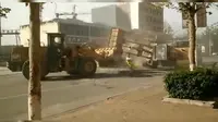 Perseteruan antar pekerja konstruksi di provinsi Hebei, Tiongkok sebabkan dua buldoser terbalik di tengah jalan. (Shanghaiist)