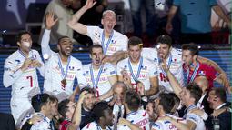 Pemain Prancis merayakan medali emas yang diraihnya dalam Kejuaraan Eropa Bola Voli Putra di Sofia, Bulgaria, (18/10/2015).  (AFP Photo/Nikolay Doychinov)