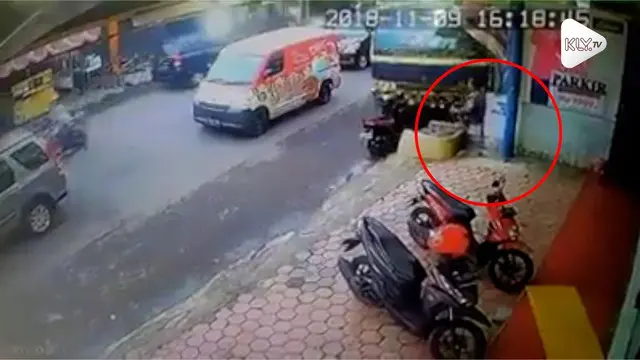 Sebuah rekaman CCTV memperlihatan seorang pria lolos dari maut setelah ditabrak truk. Insiden ini terjadi di Kediri, Jawa Timur.