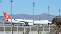 Pesawat Turkish Airlines yang mengangkut 132 penumpang dan kru dari Teheran, Iran, tiba di Bandara Esenboga di Ankara, Turki (25/2/2020). Pesawat yang dijadwalkan mendarat di Istanbul, Turki, dialihkan ke ibu kota Ankara pada Selasa (25/2). (Xinhua/Mustafa Kaya)