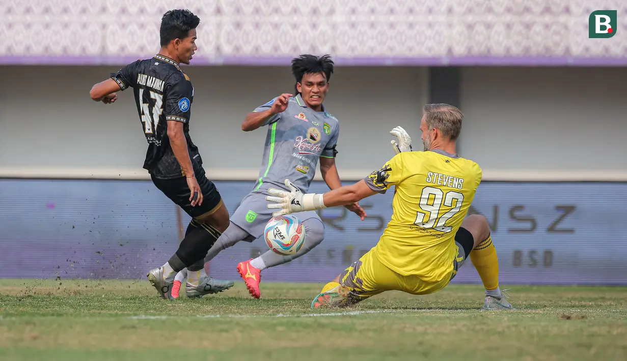 <p>Pemain Persebaya Surabaya, Ripal Wahyudi (tengah) mencetak gol pertama timnya pada laga lanjutan BRI Liga 1 2023/2024 antara Dewa United melawan Persebaya Surabaya di Indomilk Arena, Tangerang, Sabtu (30/09/2023). (Bola.com/Bagaskara Lazuardi)</p>