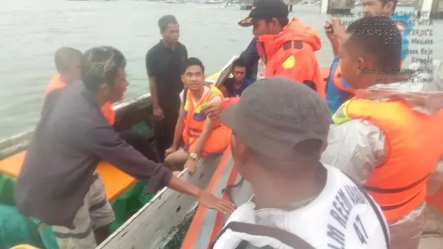 Kapal Motor Aditya yang mengangkut sejumlah wisatawan tenggelam di perairan Pulau Bidadari, Kecamatan Komodo, Labuan Bajo, Kabupaten Manggarai barat, NTT, Sabtu (4/1/2020). (Foto: Liputan6.com/Ola Keda)
