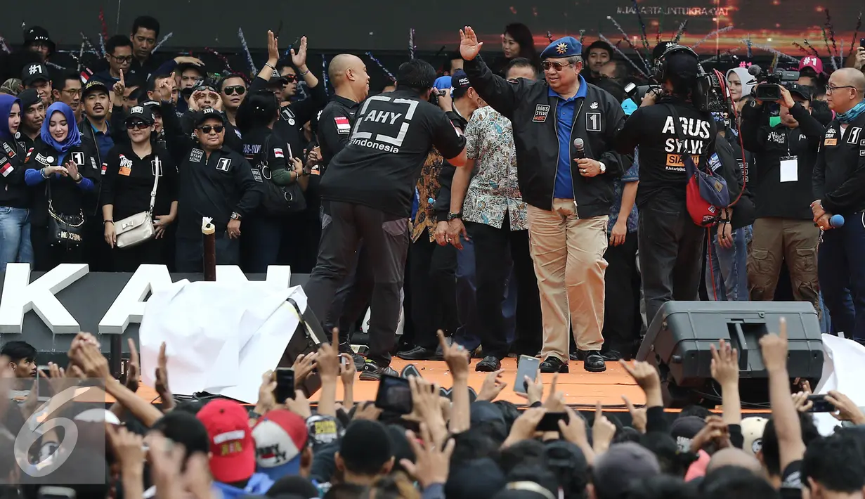 Presiden RI ke 6, Susilo Bambang Yudhoyono menyapa para simpatisan saat Kampanye Akbar Satukan Jakarta di kawasan Kuningan, Jakarta, Sabtu (11/02). (Liputan6.com/Herman Zakharia)