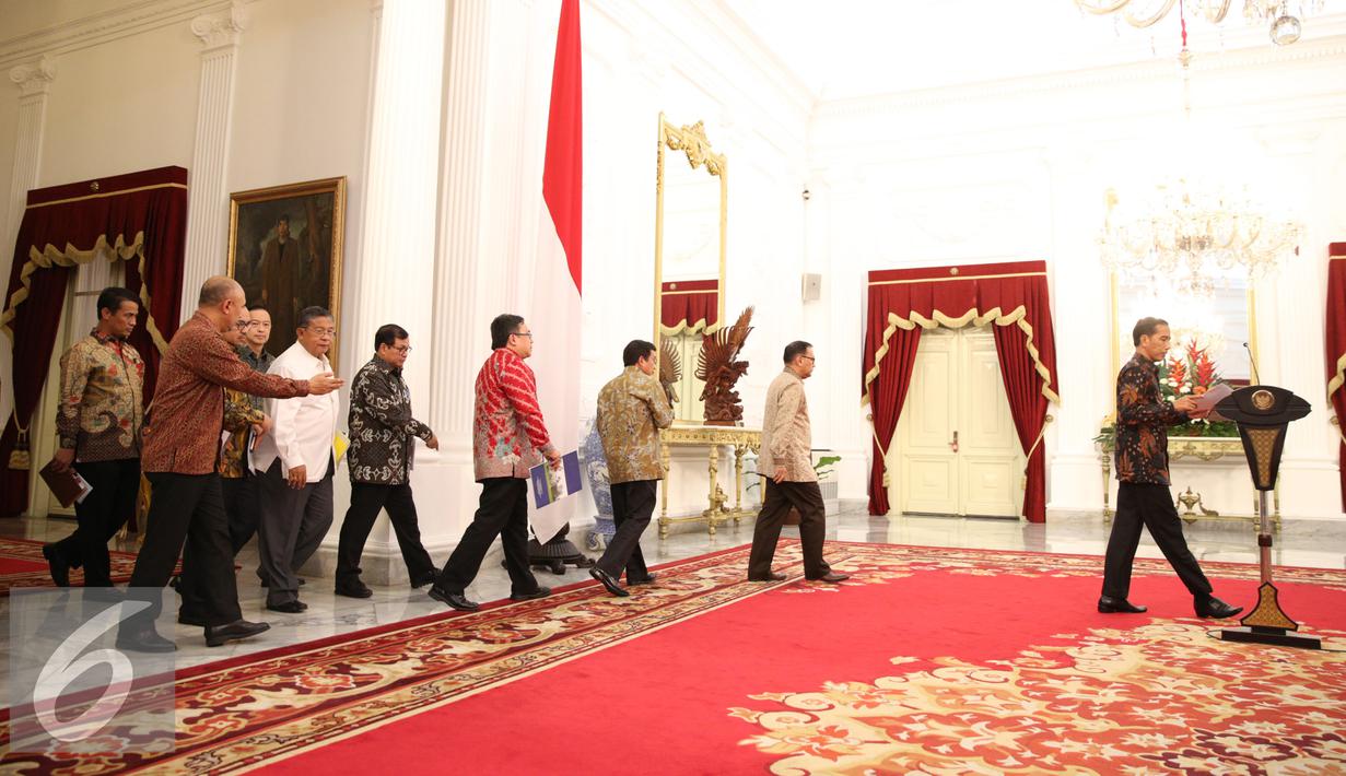 Presiden Jokowi jelang mengumumkan paket kebijakan ekonomi tahap pertama di Istana Merdeka, Jakarta, Rabu (9/9/2015). Pemerintah fokus pada penguatan ekonomi makro, daya saing ekonomi nasional, dan pemberdayaan ekonomi rakyat. (Liputan6.com/Faizal Fanani)