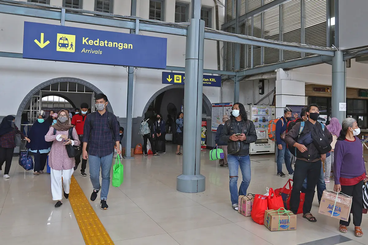 Arus Balik Libur Natal dan Tahun Baru di Stasiun Senen