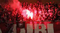 Suporter Madura United dengan flare. (Bola.com/Aditya Wany)