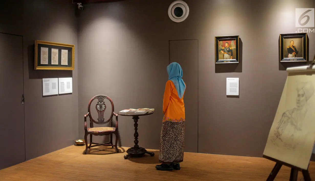 Pengunjung melihat tempat duduk Pangeran Diponegoro di  Kamar Diponegoro, Museum Sejarah, Jakarta, Senin (1/4). Dalam pameran tersebut terdapat salinan artefak berkualitas tinggi yang digunakan Diponegoro selama 26 hari penahanan singkatnya. (Liputan6.com/Faizal Fanani)