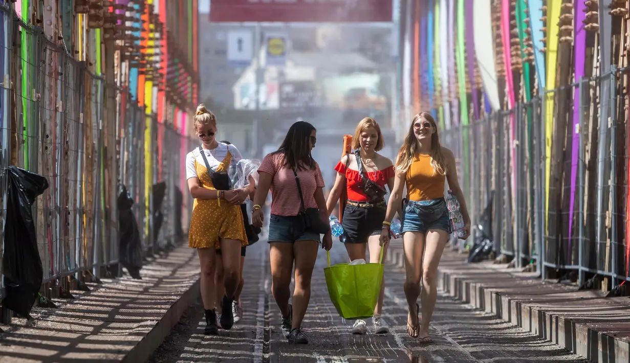Pengunjung Festival Sziget tiba di Pulau Shipyard, Budapest, Hungaria, Senin (6/8). Festival Sziget merupakan festival musik dan seni yang berlangsung selama tujuh hari. (Marton Monus/MTI via AP)