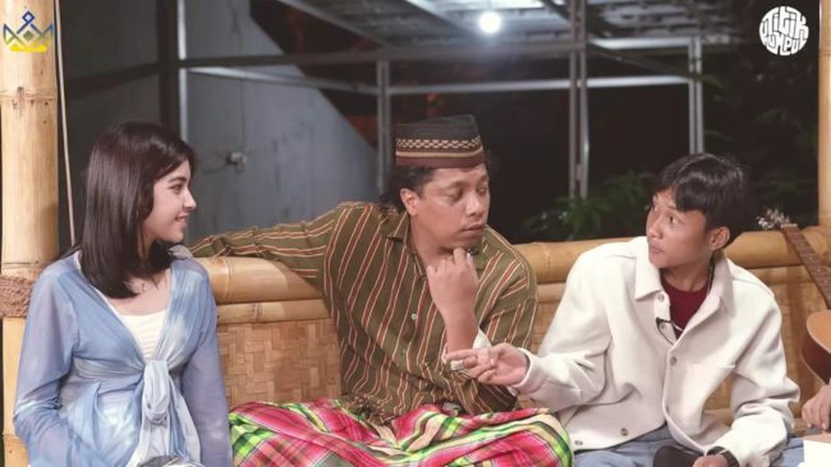 Temukan Tambatan Hati, 7 Potret Fajar Sadboy Pamer Pacar Baru di Podcast