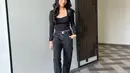 <p>Abel juga kerap mengenakan pakaian kasual yang santai seperti kaus lengan panjang ini. Sedangkan bawahan celana jeans hitam senada dengan kaus sukses membuat penampilan Abel makin kece ditambah sepatu sneakers timeless. Liputan6.com/IG/@abellyc).</p>