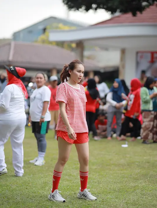 Beberapa masyarakat memperhatikan Ayu Ting Ting. Ya, menjadi selebritas membuat semua mata tertuju pada Ayu. Ayu pun tak mempermasalahkan itu dan tak gengsi ikut semarakan acara kampung di momen lomba 17 Agustus. (Liputan6.com/IG/ayutingting92)