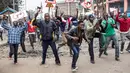 Massa pendukung pihak oposisi Kenya melakukan demonstrasi di perkampungan Mathare di Nairobi, Kenya (9/8). Kerusuhan terjadi setelah badan pemilihan menyatakan Uhuru Kenyatta sebagai pemenang pemilihan presiden. (AFP Photo/Luis Tato)