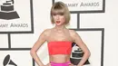 Taylor Swift tak enggan memamerkan otot perutnya dalam acara red carpet. (REX/Shutterstock/HollywoodLife)