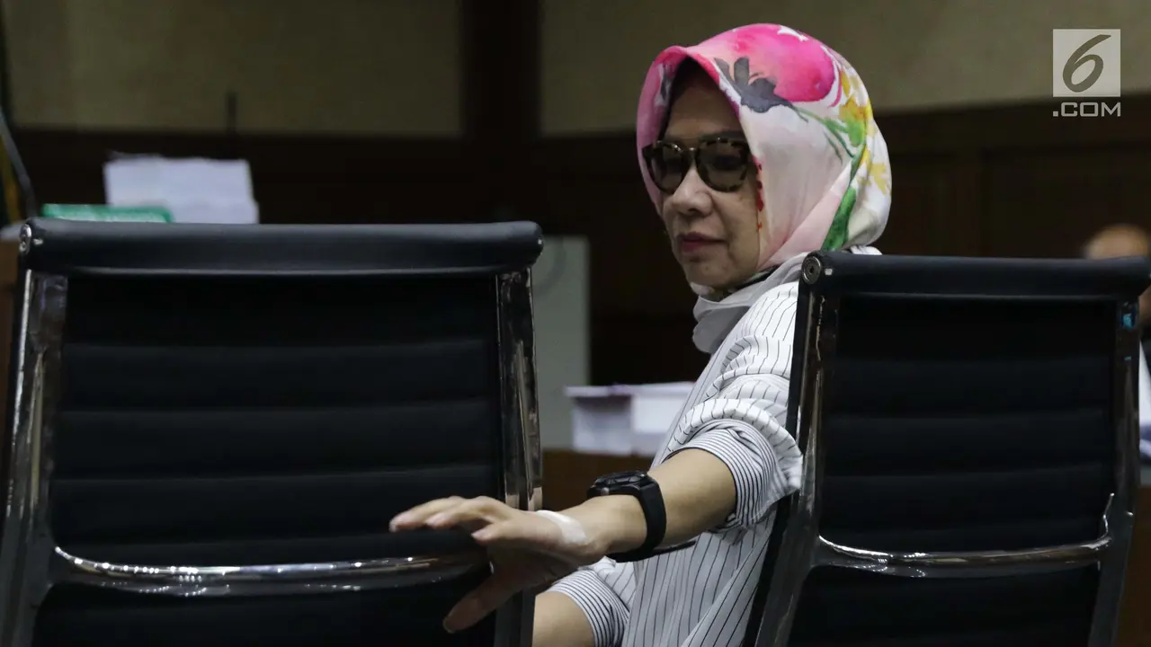 Gaya Santai Karen Agustiawan Jalani Sidang Pembacaan Nota Pembelaan