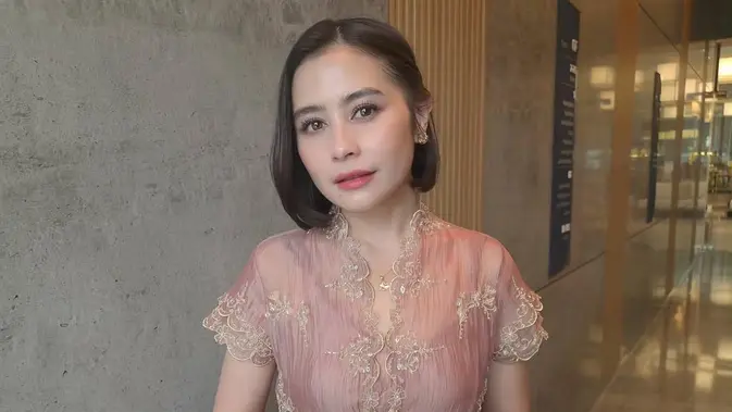Gaya Anggun Prilly Latuconsina Berkebaya Pink Saat Hadiri Resepsi Bersama Omara Esteghlal