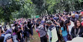 Suasana TPU Ujung Berung, Rabu (30/03/16) ramai dipenuhi pengunjung untuk melayat mendiang kepergian ayahanda Ariel Noah. (Adrian Putra/Bintang.com)