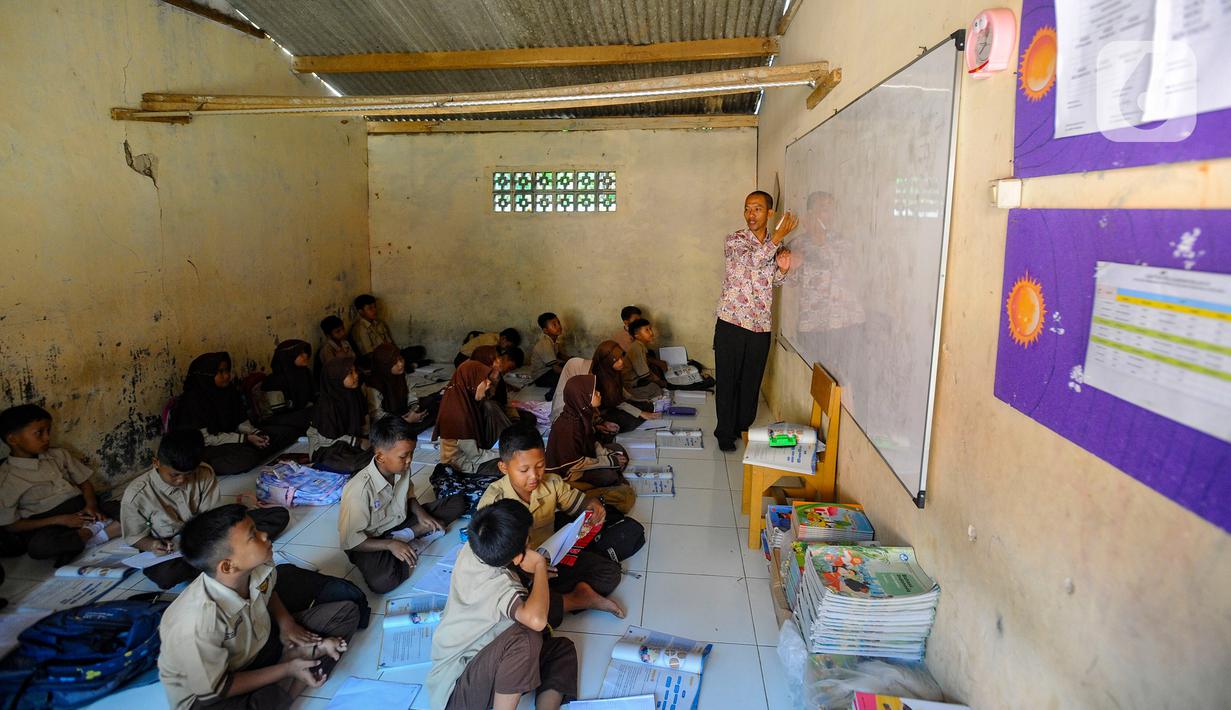 Tanpa alas apapun mereka harus akrab dengan dinginnya lantai kelas. (merdeka.com/Arie Basuki)