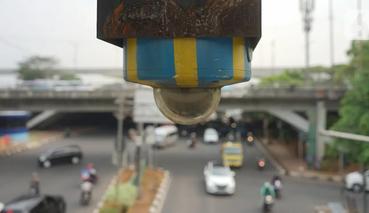 Kamera CCTV pemantau arus lalu lintas terpasang di JPO kawasan Cawang, Jakarta Timur, Kamis (10/10/2019). Dirlantas Polda Metro Jaya Kombes Pol Yusuf mengatakan Pemprov DKI Jakarta akan membantu pihaknya dalam pengadaan kamera tilang elektronik. (Liputan6.com/Immanuel Antonius)