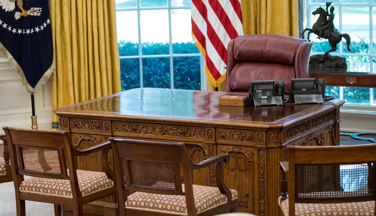 Kondisi meja Resolute Desk di Oval Office Gedung Putih yang baru direnovasi di Washington, Selasa (22/8). Renovasi interior dan eksterior rumah dinas Presiden AS Donald Trump itu memakan biaya hingga Rp 45 miliar. (AP Photo/Carolyn Kaster)