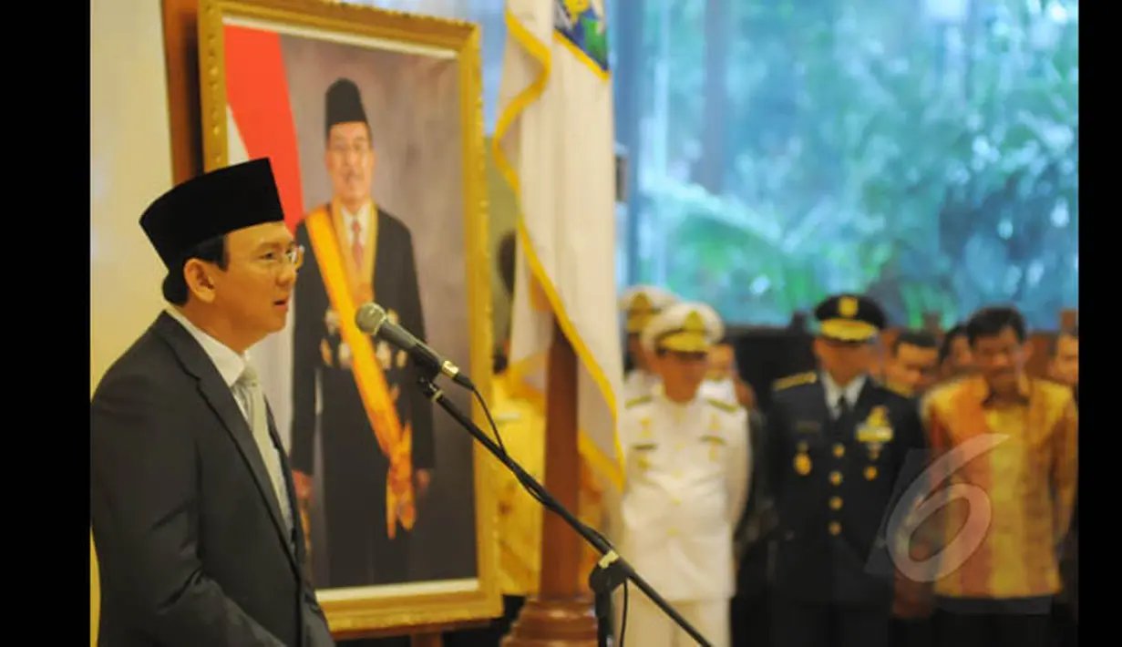 Gubernur DKI Jakarta Basuki Tjahaja Purnama menyalami para pejabat eselon di lingkungan Pemerintah Provinsi (Pemprov) DKI usai acara pelantikan di aula Gedung Blok G, kompleks Balai Kota, Kamis (22/1/2015). (Liputan6.com/Herman Zakharia)