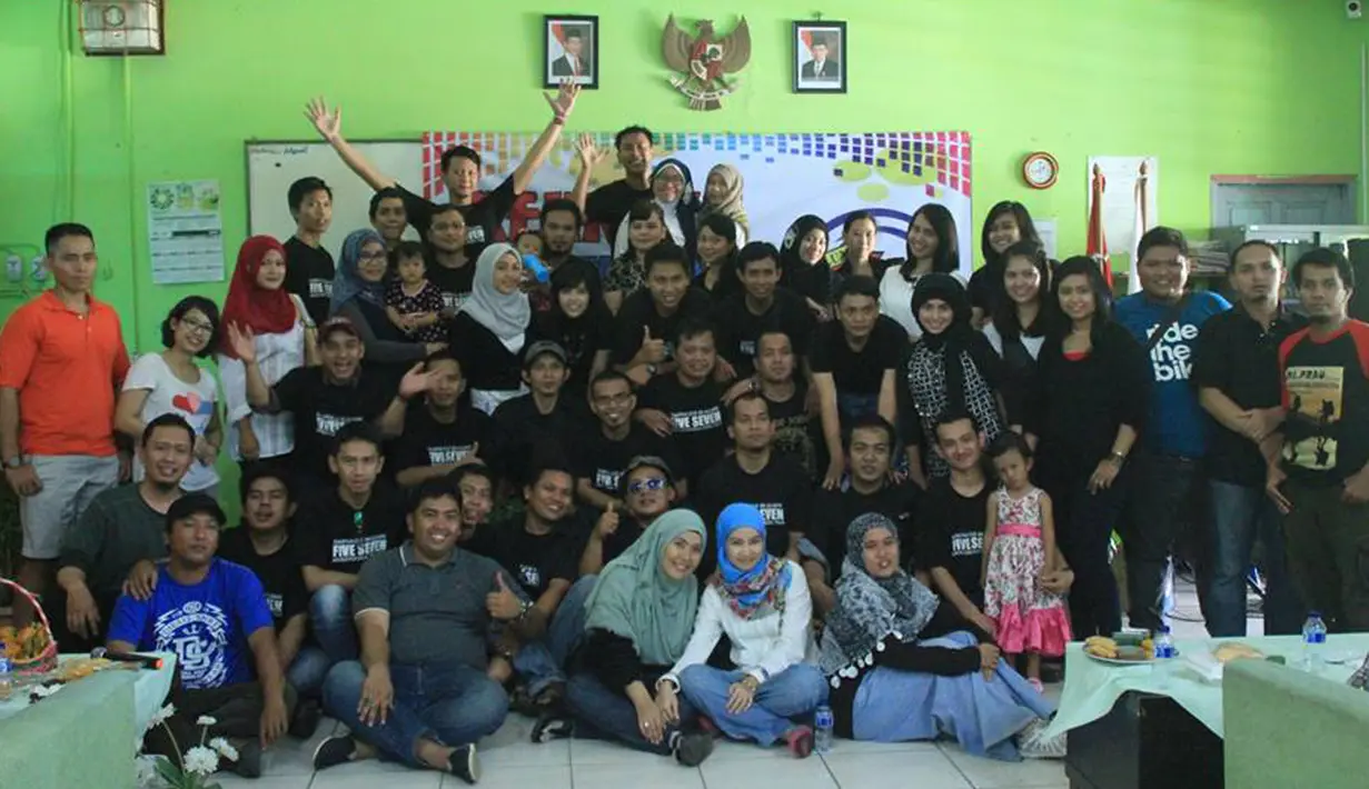 Alumni SMAN 57 angkatan 2003 mengadakan reuni dengan tema "Dulu, Kini dan Selamanya" di gedung SMAN 57 Jakarta, Minggu (29/3/2015).  Usai acara para alumni mengadakan foto bersama (Dok.Pribadi)