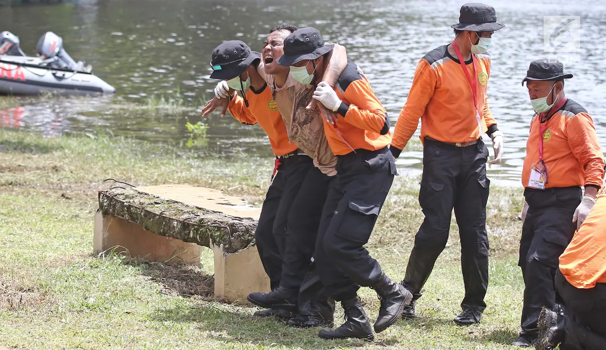 Salah satu adegan saat simulasi yang digelar oleh tim Basarnas dan Baguna PDI Perjuangan di danau Bumi Perkemahan Cibubur, Jakarta, Kamis (23/11). (Liputan6.com/Herman Zakharia)