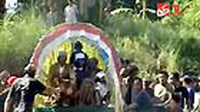 Rakit yang menyusuri Sungai Tuntang, Grobogan, Jateng, membawa pengantin pria ke tepian. Di desa seberang, ratusan warga dan mempelai wanita menunggu. 