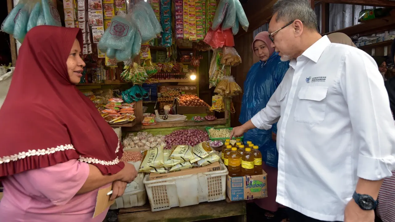 Menteri Perdagangan Zulkifli Hasan meninjau Pasar Mardika di Kota Ambon, Maluku Minggu (18/6/2023). Tinjauan ini untuk melihat harga kebutuhan pokok jelang Hari Raya Idul Adha 2023. (Dok Kemendag)