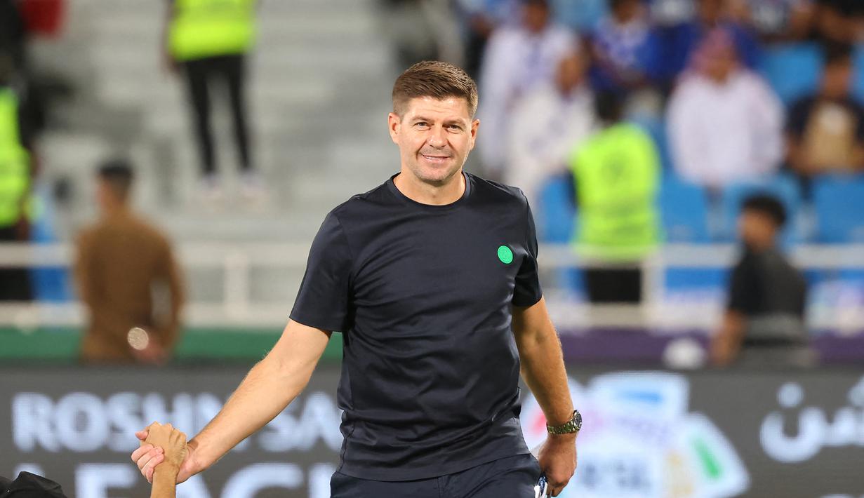 Steven Gerrard melanjutkan karier kepelatihannya di klub Arab Saudi, Al-Ettifaq. Keputusan Gerrard untuk menangani Al-Ettifaq membuat jumlah kekayaannya bertambah. Mantan kapten Liverpool tersebut mendapat bayaran sebesar 17,7 juta per tahun. (AFP/Fayez Nureldine)