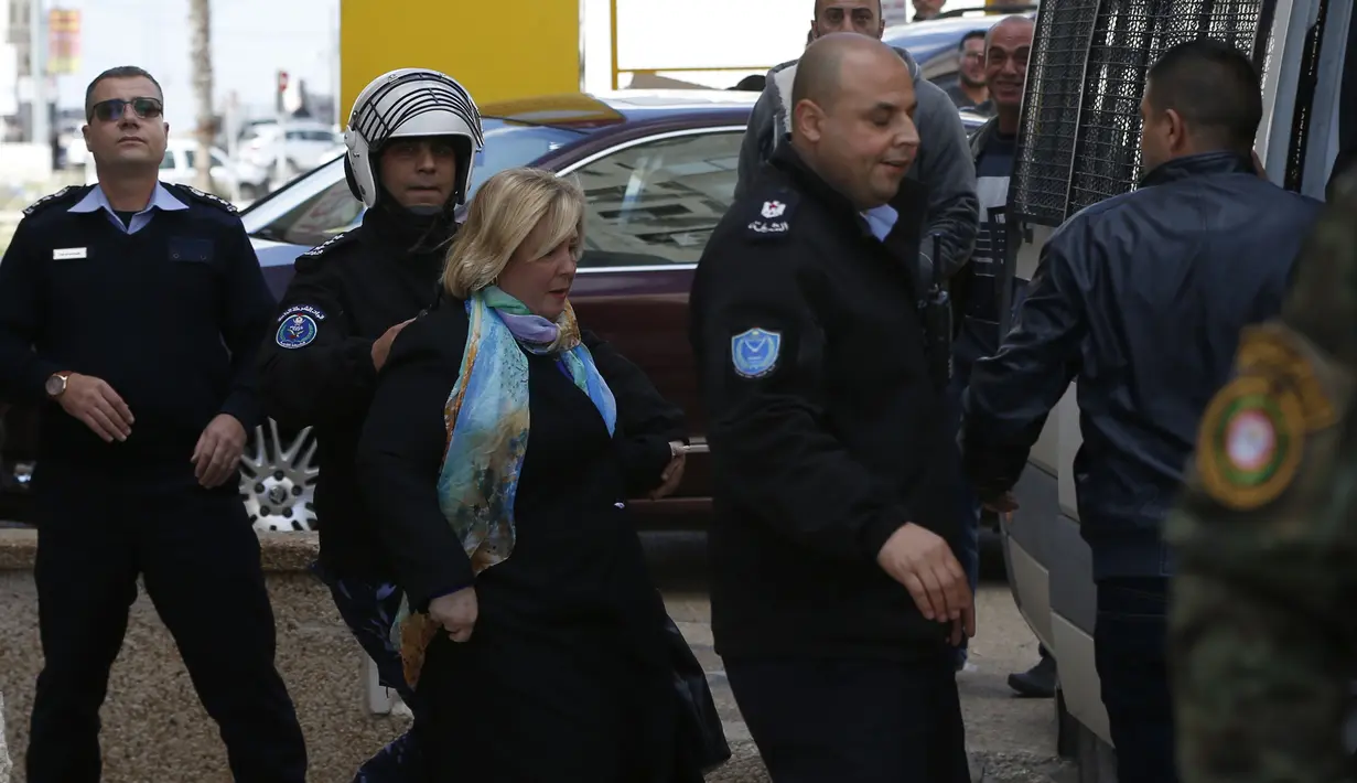 Polisi Palestina mengevakuasi rombongan delegasi Amerika Serikat (AS), termasuk anggota Dewan Kota New York, saat tengah mengunjungi Ramallah di Tepi Barat, Kamis (22/2). Mereka dilempari telur oleh para demonstran Palestina. (ABBAS MOMANI/AFP)