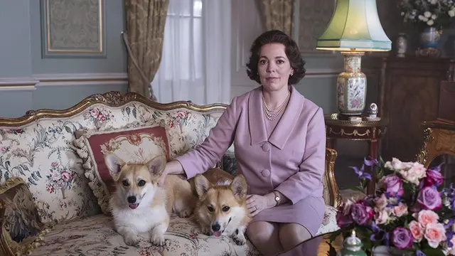 Olivia Colman dalam The Crown. (Foto: Dok. IMDb)