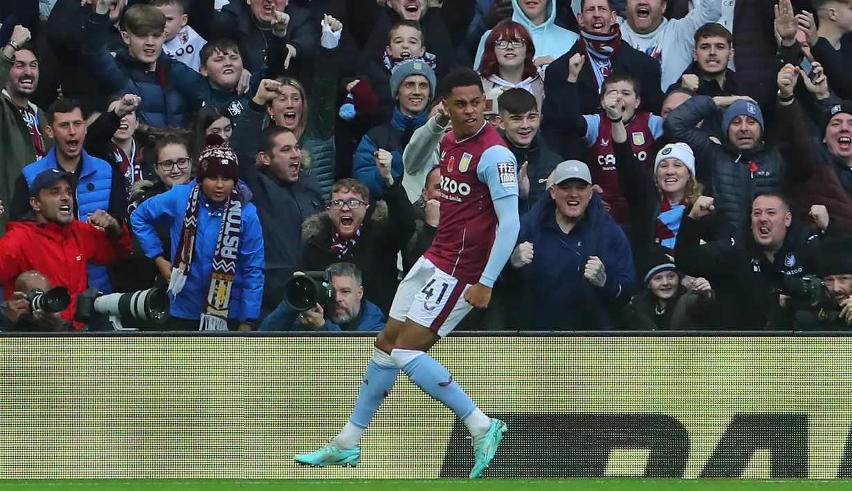 Selebrasi gelandang Aston Villa, Jacob Ramsey setelah mencetak gol ke gawang Manchester United pada laga Liga Inggris 2022/2023 di Villa Park, Birmingham (6/11/2022). Jacob Ramsey yang makin menunjukkan permainan impresif di lini tengah Aston Villa sejak dipromosikan dari tim U-23 pada awal musim 2020/2021 nyatanya hanya menerima gaji sebesar 70 ribu pound sterling atau setara Rp1,3 miliar per pekan. (AFP/Geoff Caddick)