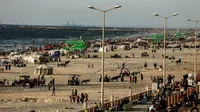 Sejumlah warga Palestina menikmati suasana pantai Kota Gaza, Jumat (22/6). Pantai Gaza menjadi pelipur bagi penduduk yang tak punya pilihan berwisata ke luar kota atau luar negeri. (AFP PHOTO/MAHMUD HAMS)