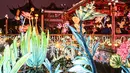 Orang-orang mengunjungi Taman Yu menjelang Tahun Baru Imlek yang menandai tahun Kelinci, di Shanghai pada 9 Januari 2023. Di dalam taman terdapat batu giok berpori yang indah berukuran 3,3 meter dengan beran 5 ton. Menurut ceritanya, batu giok ini rencananya akan dibawa ke istana kekaisaran untuk dipersembahkan kepada Kaisar Huizong dari Dinasti Song Utara, sekitar tahun 1100-26. (AFP/Hector Retamal)