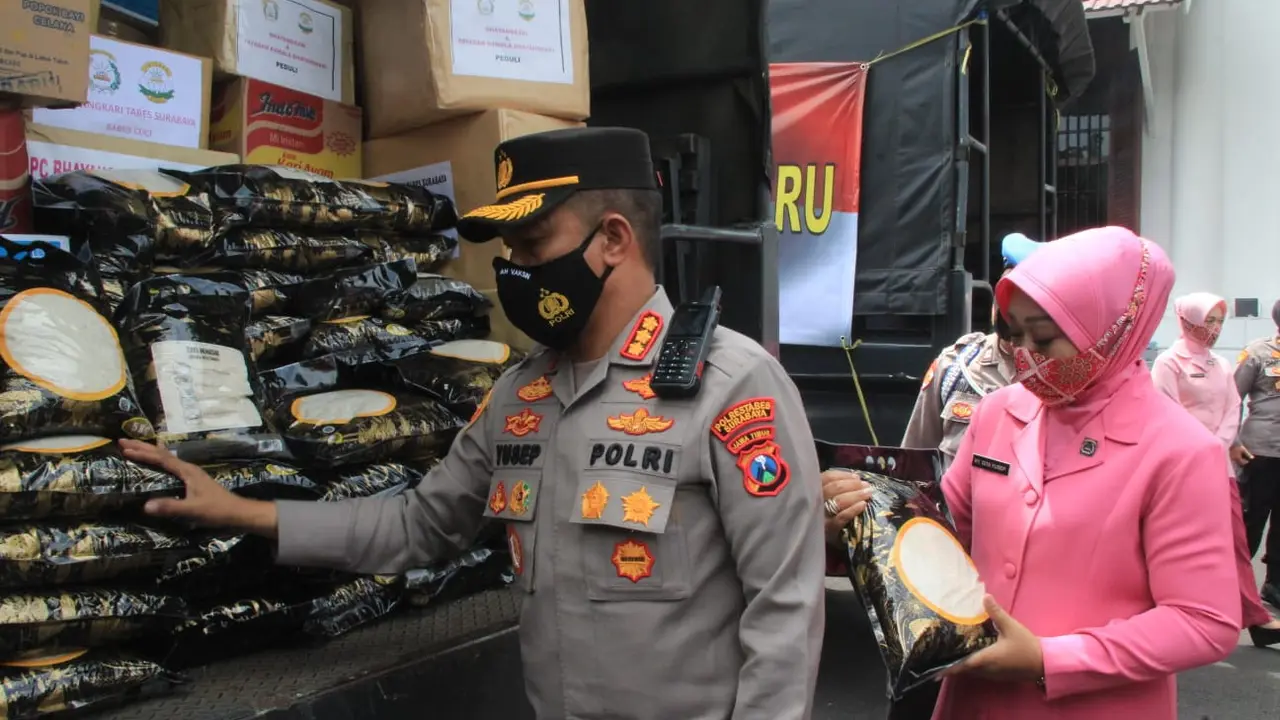 Polresta Surabaya mengirimkan bantuan untuk korban Semeru. (Dian Kurniawan/Liputan6.com)