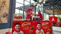 Chef Arnold Poernomo mendemonstrasikan penggunaan bumbu instan dalam resep nasi goreng. (dok. Liputan6.com/Dinny Mutiah)