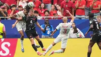 Pemain Maroko Redouane Halhal berebut bola sundulan dengan pemain Kanada Luc de Fougerolles selama pertandingan sepak bola babak 16 besar Piala Dunia antara Kanada dan Maroko di Houston, Sabtu, (04/07/2026). (AP Photo/Ashley Landis)