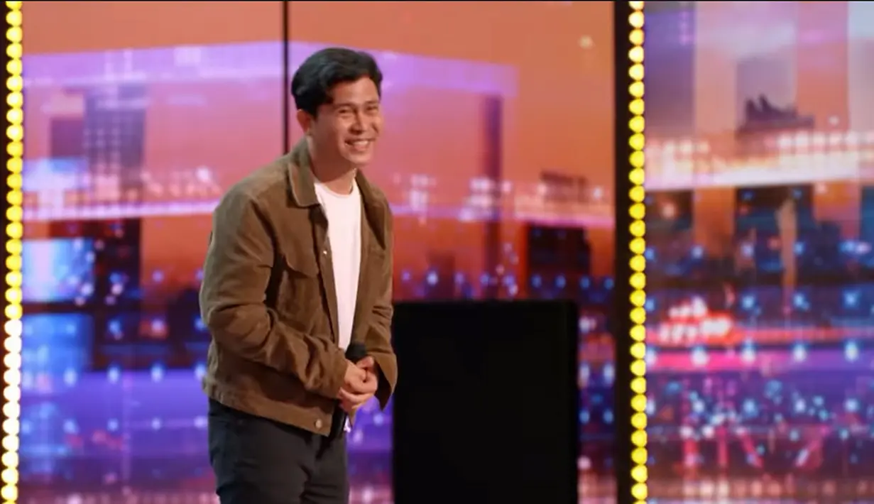 Cakra Khan membagikan beberapa potretnya dan membuat para penyanyi Indonesia, artis dan warganet bangga. Raffi Ahmad, Rossa, Melly Goeslaw, Inul Daratista, Cut Keke, Uya Kuya dan masih banyak lagi. "Banggaaa bgt akuuu,"tulis Rossa. "Ikutan bangga bro, suksees terusss,"  tulis Denny Cagur. [Youtube/America's Got Talent]