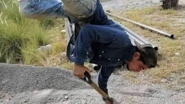 6 Aksi Kuli Bangunan Redakan Stres Saat Bekerja Ini Kocak