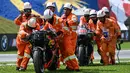 Sejumlah marshal melakukan evakuasi motor dari pembalap KTM, Brad Binder (kiri) dan motor pembalap Yamaha, Fabio Quartararo saat ajang balap MotoGP Malaysia 2024 yang berlangsung di Sirkut Sepang, Malaysia, Selasa (05/11/2024). (AFP/Mohd Rasfan)