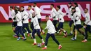 Para pemain PSG melakukan pemanasan saat mengikuti sesi latihan tim di stadion Signal Iduna Park di Dortmund, Jerman (17/2/2020). PSG akan bertanding melawan Borussia Dortmund pada leg pertama babak 16 Liga Champions. (AP Photo/Martin Meissner)