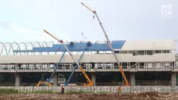 Pekerja menyelesaikan pembangunan stasiun LRT di kawasan Ciracas, Jakarta, Sabtu (23/3). Pada tahun 2019, pemerintah menganggarkan dana APBN untuk infrastruktur sebesar Rp415 triliun, naik 1,04% dari anggaran infrastruktur tahun sebelumnya. (Liputan6.com/Immanuel Antonius)