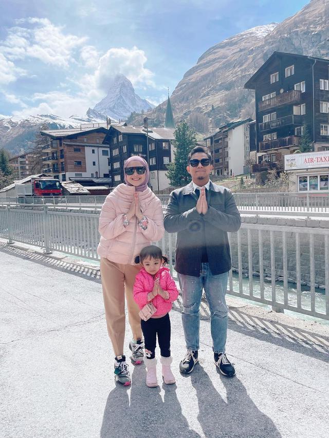 7 Potret Sheza Idris dan Keluarga Liburan di Luar Negeri, Umumkan Kehamilan