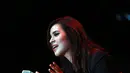 Rintik hujan Jakarta ditambah dengan lantunan manis dari Raisa menambah suasana romantis konser Tulus-Raisa yang dipromotori oleh Black Stage Music ini. (Wimbarsana/Bintang.com)