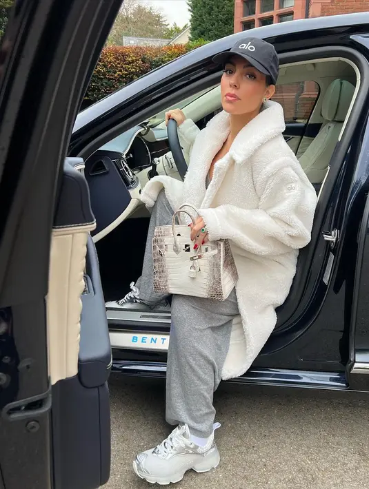 Sembari pamer mobil Bentley-nya, Georgina tenteng tas yang sama dipadukan dengan outfit olahraga [instagram/georginagio]