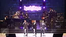 Grup musik Kahitna tampil dalam konser bertajuk 'Kahitna 30 Years Anniversary Love Festival' di Jakarta, Sabtu (13/2/2016). Konser tersebut juga diramaikan dengan penampilan sejumlah musisi Tanah Air. (Liputan6.com/Immanuel Antonius)