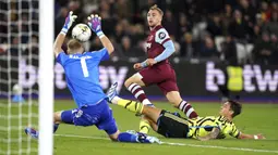 Di ajang Piala Liga Inggris 2023/2024, Arsenal hanya bertahan hingga babak 16 besar setelah kalah 1-3 dari West Ham United dalam laga yang digelar di London Stadium (1/11/2023). Tiga gol kemenangan The Hammers dicetak lewat gol bunuh diri Ben White (16'), Mohammed Kudus (50') dan Jarrod Bowen (60'). Satu-satunya gol The Gunners dicetak lewat Martin Odegaard (90+6). (PA via AP Photo/John Walton)